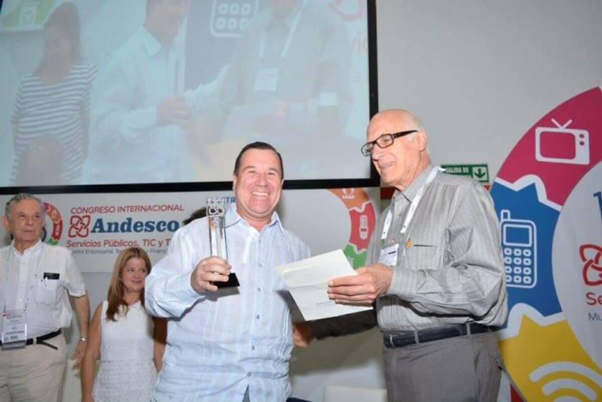 John Montoya, gerente de Acuacar, mientras recibe el premio de Responsabilidad Social de Andesco. Cortesía