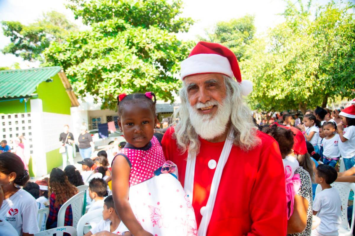 350 regalos y cena: fundación Corazón Contento alegró a niños en Cartagena
