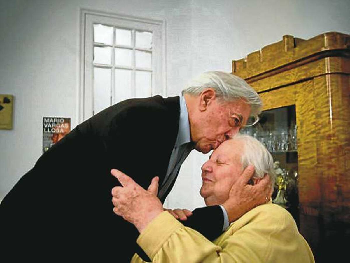 Mario Vargas Llosa saluda a Carmen Balcells.