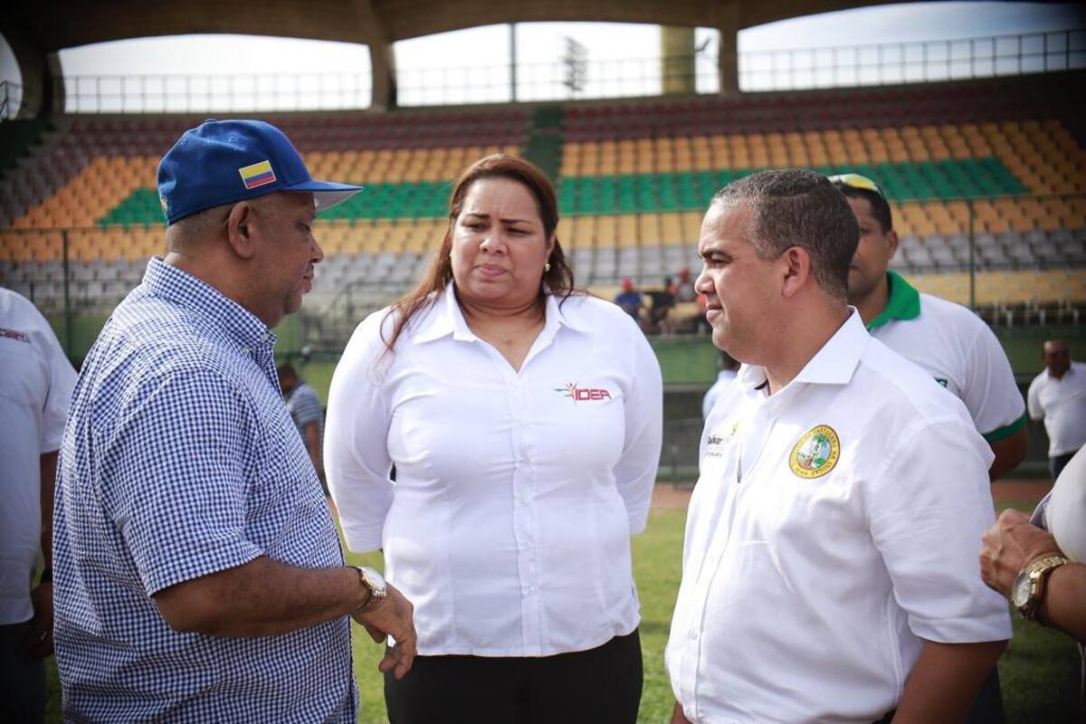 Rodrigo Reyes, concejal de Cartagena; Lía Sará, directora del Ider y Pedrito Pereira, alcalde de Cartagena, en su visita al estadio 11 de Noviembre. Cortsía