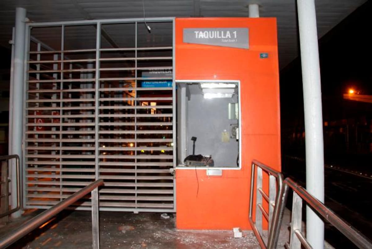 La taquilla de la estación Madre Bernarda fue vandalizada y saqueada. //LUIS EDUARDO HERRÁN
