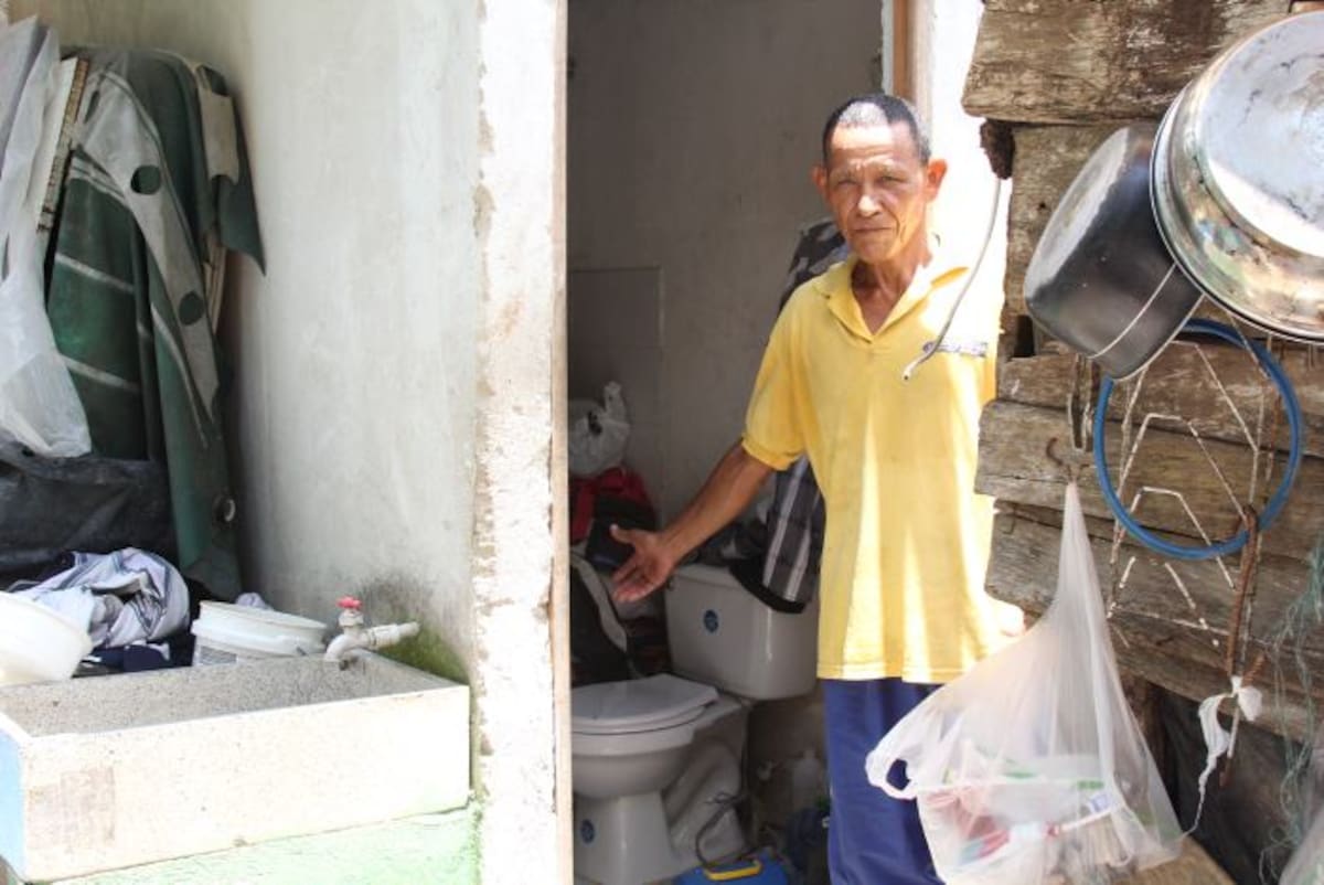 Este es el baño en el que durante los últimos días han estado durmiendo los dos ancianos. Kailline Giraldo
