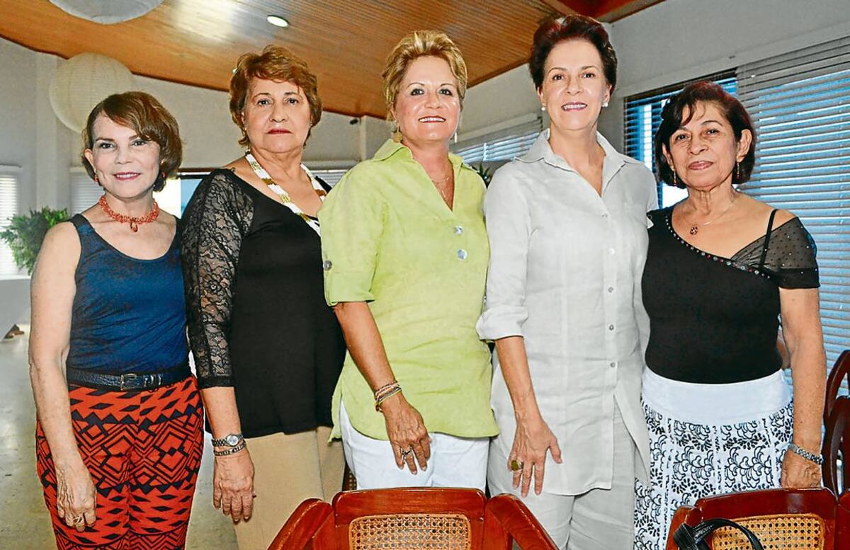 Catica de Facchini, Natasha de González, Tatel de Gilchrist, Amalia de Echavarría y Olga de Vergel.