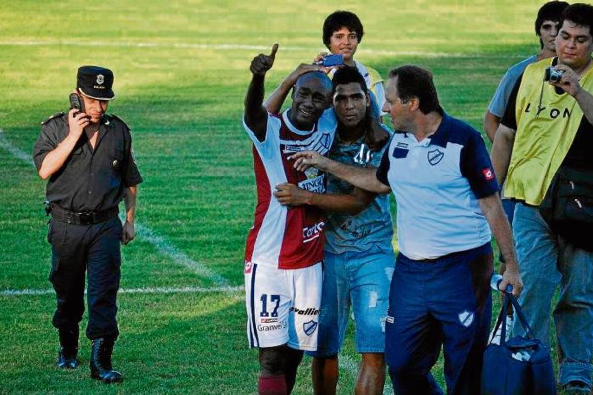 Con lágrimas en sus ojos. Así celebró Blanco por ser la figura del Merlo en el último partido de la Primera B de Argentina. Cortesía
