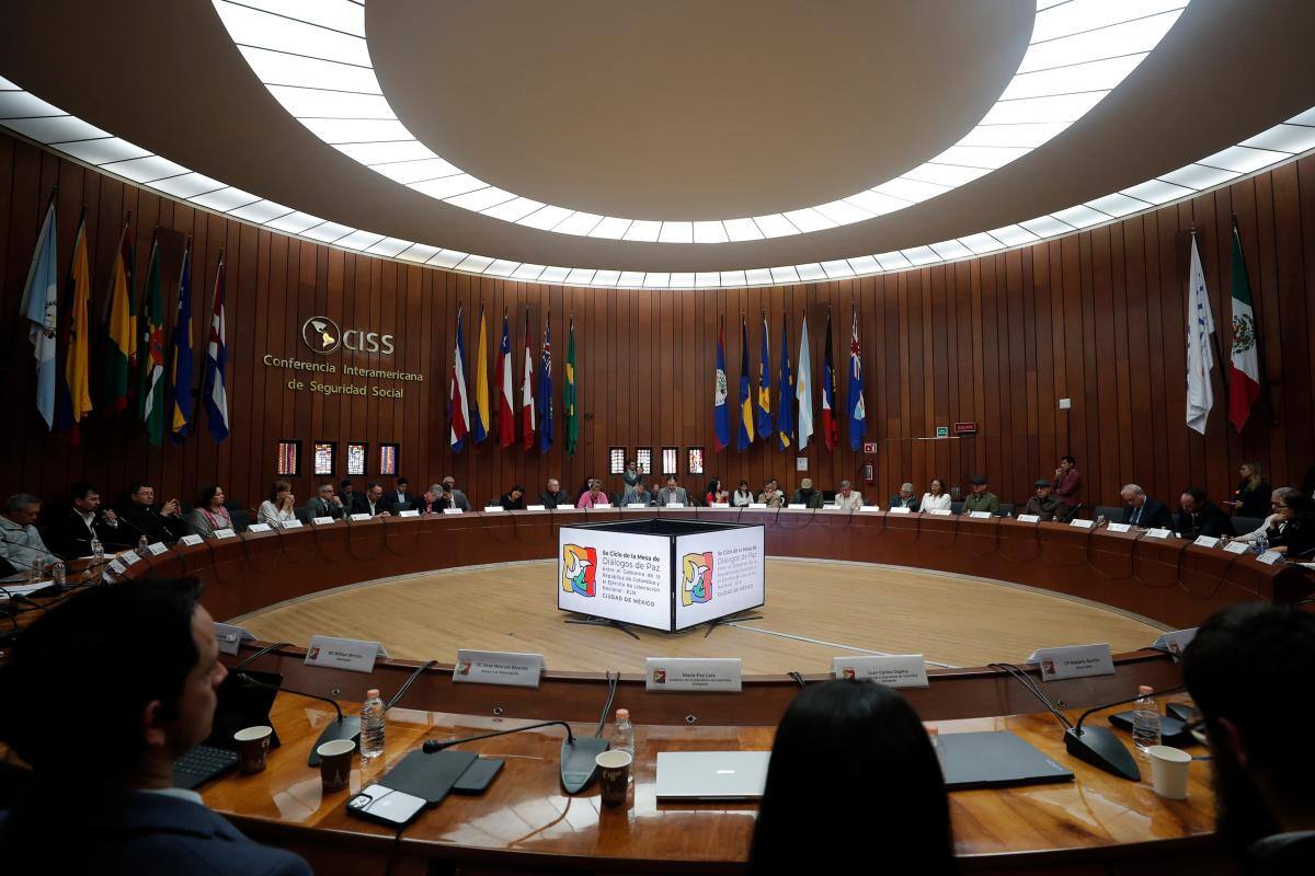Gobierno y el ELN prolongan un día más las negociaciones de paz