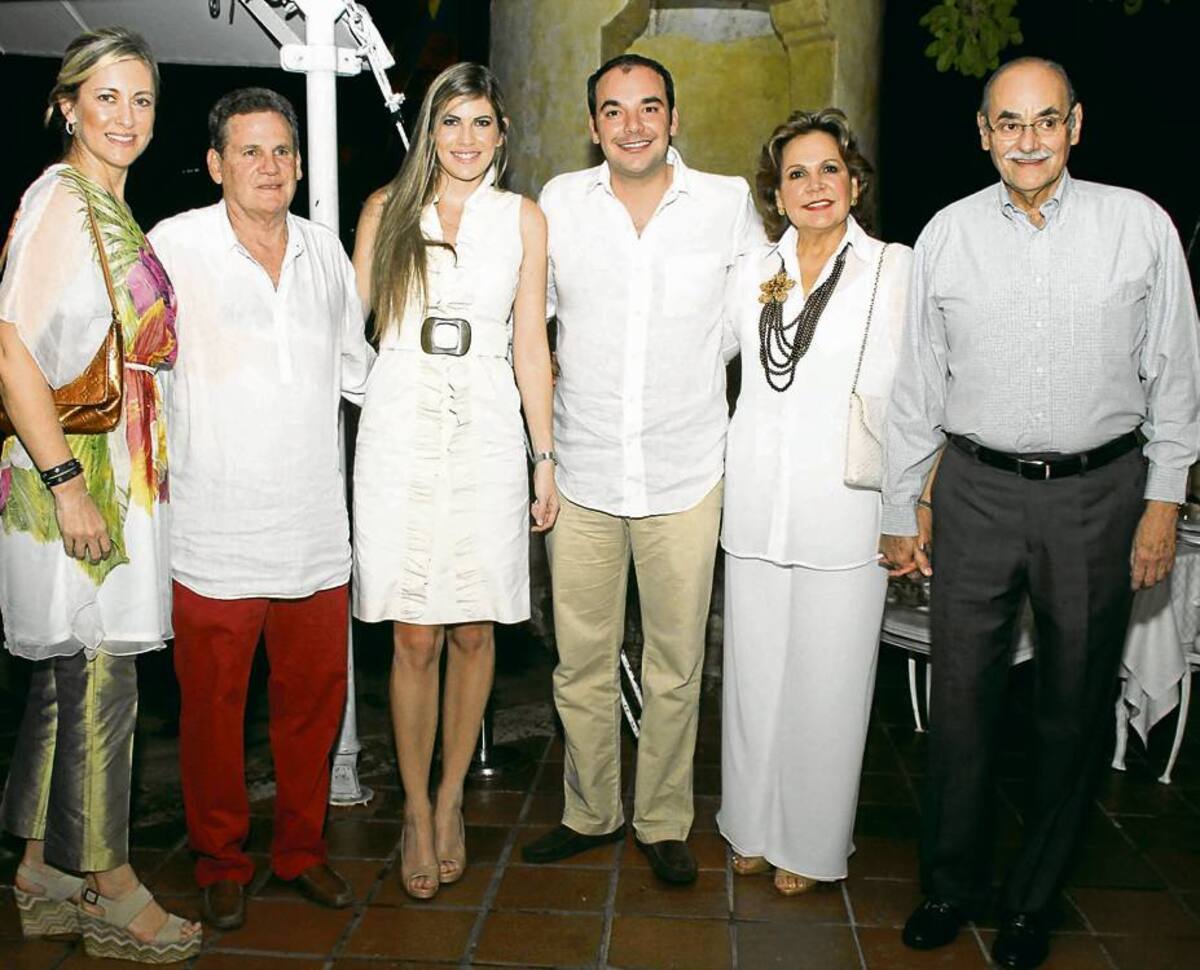 Carmen Otero de Millán, Antonio Millán; los novios: Natalie Millán Otero y Horacio José Serpa; Rosita de Serpa y Horacio Serpa. Maruja Parra /El Universal/