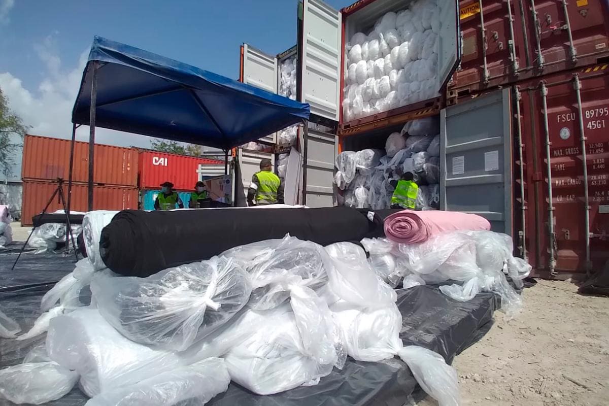 Caen 12 contenedores con textiles de contrabando en el puerto de Cartagena