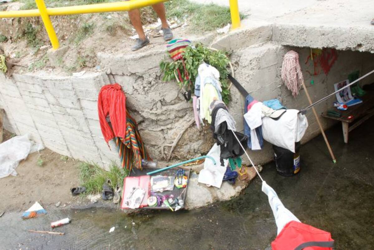 Bajo este puente viven Juliana y Juan David. CLAUDIA FORTICH