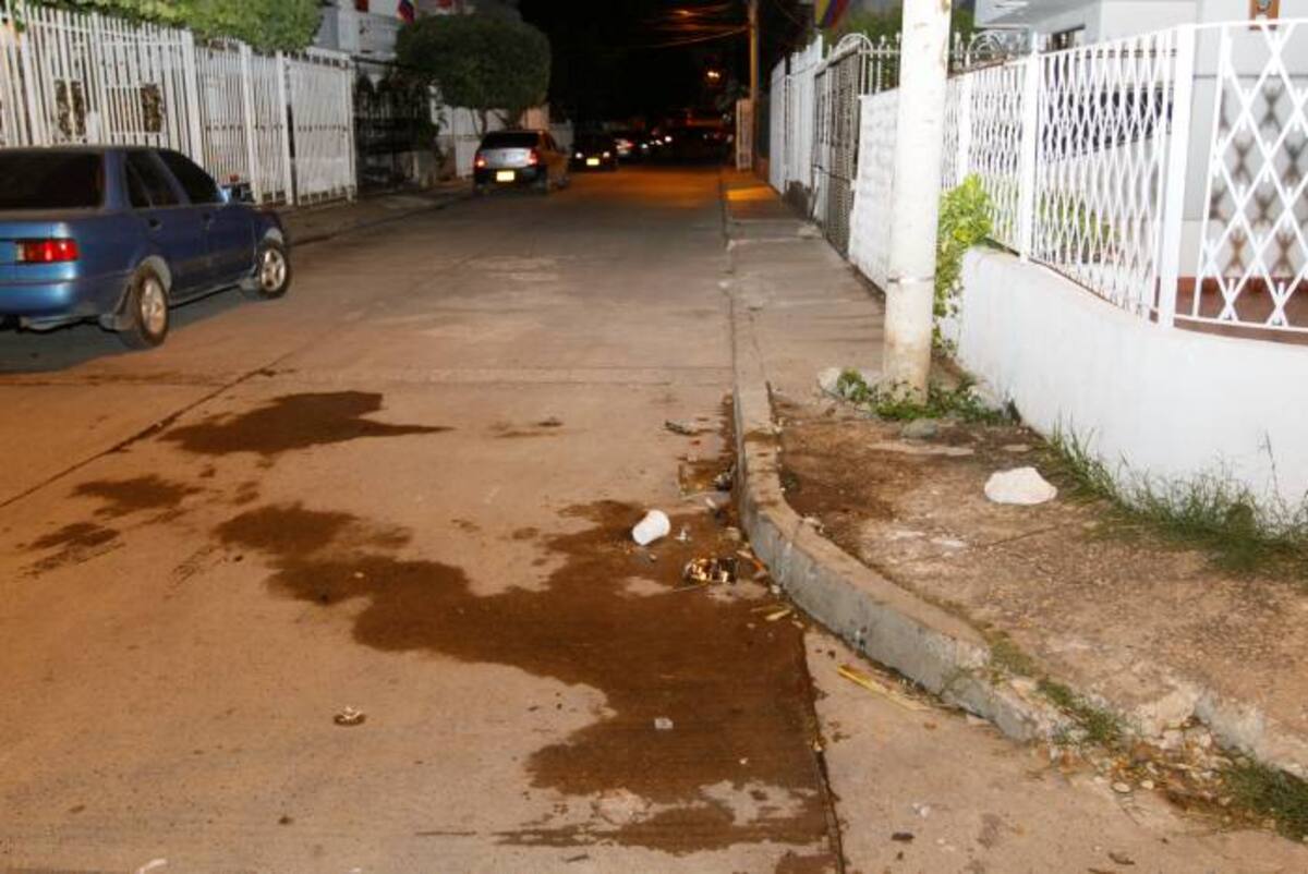 En la calle sexta del barrio El Recreo, la comunidad intentó incendiar la motocicleta en la que se movilizaban los presuntos delincuentes, situación que fue impedida por la Policía. JULIO CASTAÑO - EL UNIVERSAL