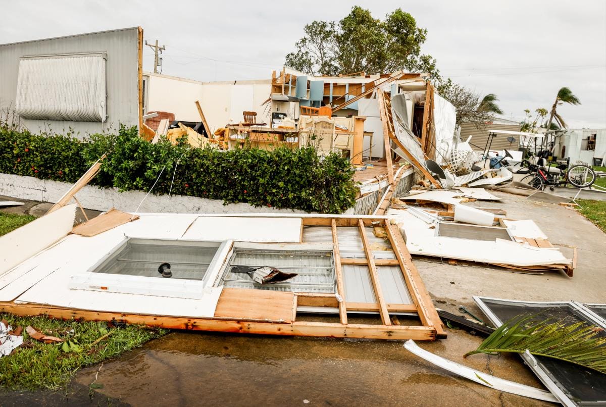El huracán Ian de categoría 4 arrasó Florida durante la noche y ahora se ha degradado a tormenta tropical. //Efe