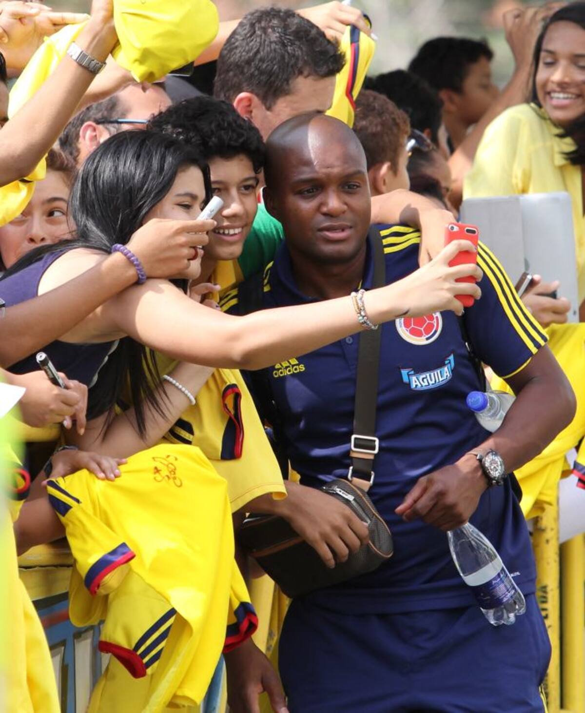 Aquivaldo Mosquera aprovechó el momento para tomarse fotos y firmar autógrafos. CORTESÍA QHUBO BARRANQUILLA