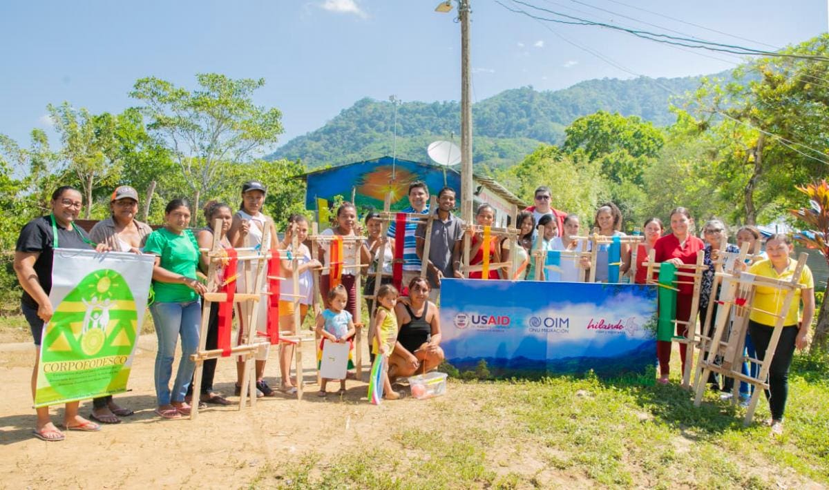 Grupo de campesino de la vereda Casa de Piedra, en San Jacinto, que hace parte del proyecto ‘Tejiendo Hilos de Esperanza’, junto a las maestras y directivos de Corpofodesco. // Fotos Cortesía Corpofodesco.