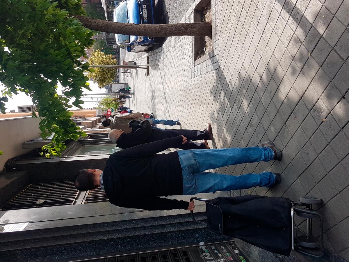 Estas son algunas de las filas que se arman en las entradas de supermercados en Madrid. //Cortesía