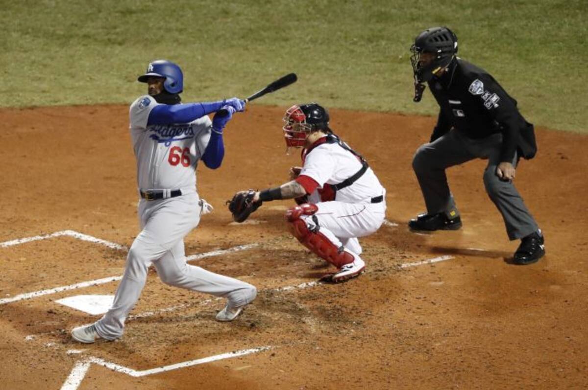 Yasiel Puig en un turno al bate frente a los Medias Rojas. EFE JOHN G. MABANGLO
