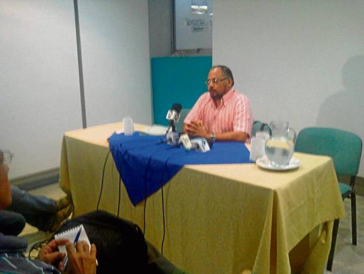 El rector de Unicórdoba, Emiro Madera, en rueda de prensa.