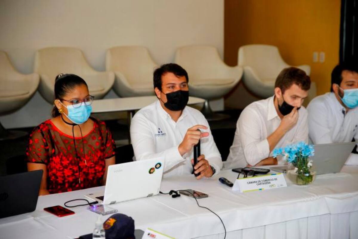 De derecha a izquierda Sebastián Rodríguez, Jefe de División Ecosistemas Competitivos; Roberto Cepeda, Director de Competitividad; Carlos Payares, Gerente Clúster Mantenimiento Competitivo y Yuly Thorne, Coordinador Clúster Mantenimiento Competitivo.