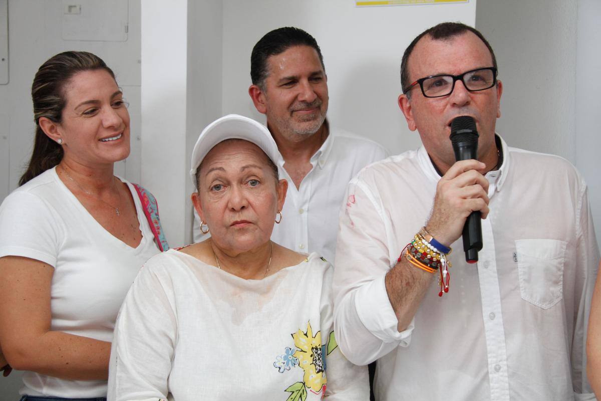 Las congresistas Karen Cure y Daira Galvis, el exgobernador Juan Carlos Gossaín y el candidato a la Gobernación, Hernando Padauí.
