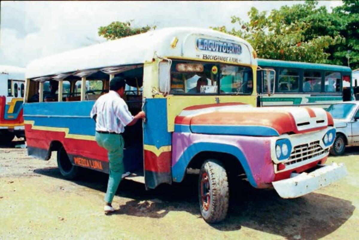 Los viejos buses de madera de Cartagena. Óscar Díaz