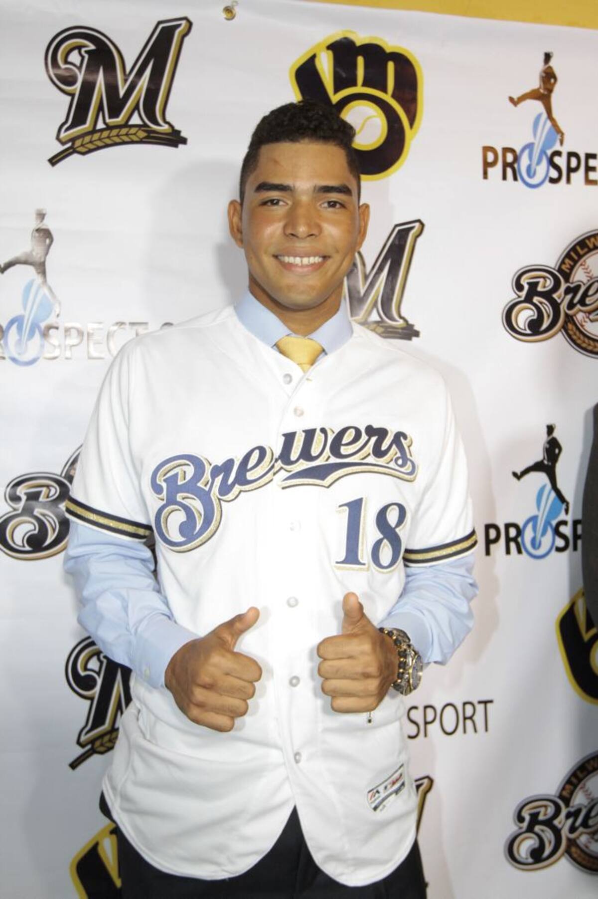 Branlyn Jaraba con el uniforme de los Cerveceros de Milwaukee. Luis Eduardo Herrán-El Universal