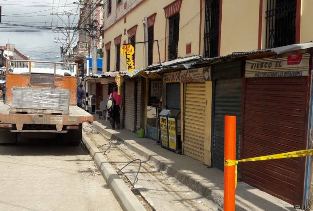 Los vendedores estacionarios ubicados en la calle 20 deben trasladarse debido a las obras del proyecto Centro Amable. archivo