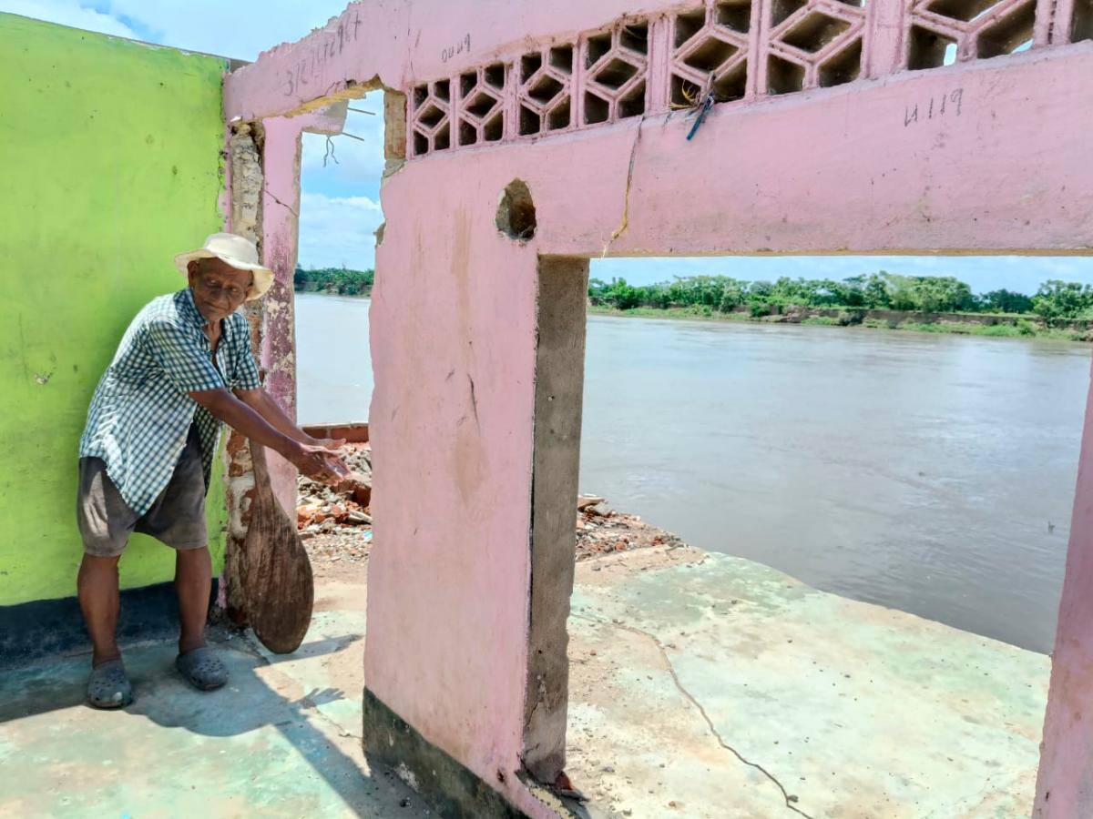 La erosión fluvial amenaza con tragarse las viviendas de Santa Lucía, Magangué, mientras los residentes viven en constante temor de una tragedia inminente. //Fotos: Cortesía