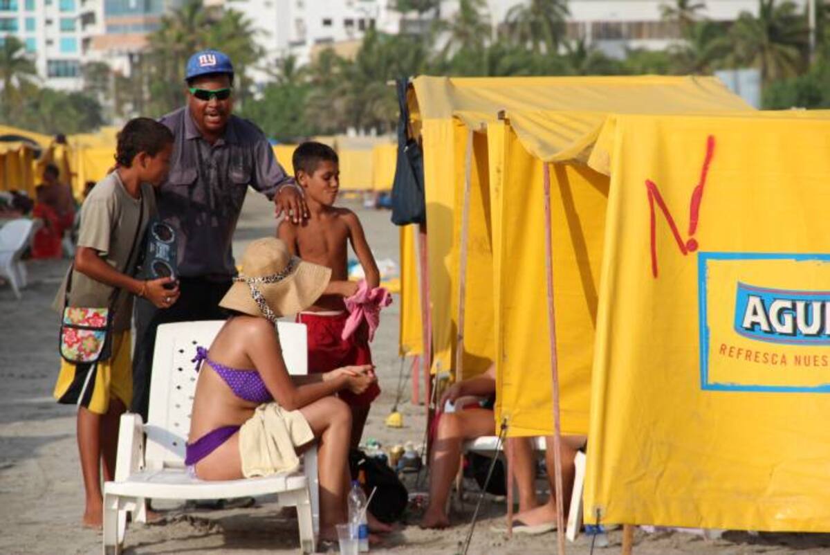 Darwin Herrera Miranda, se dedica a cantar música urbana en las playas de Bocagrande Julie Parra Benítez