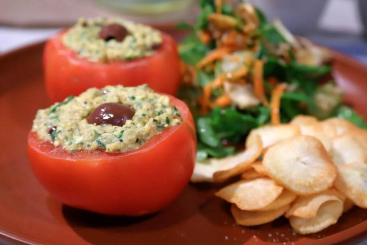 Tomate relleno de atún veggie, una receta saludable