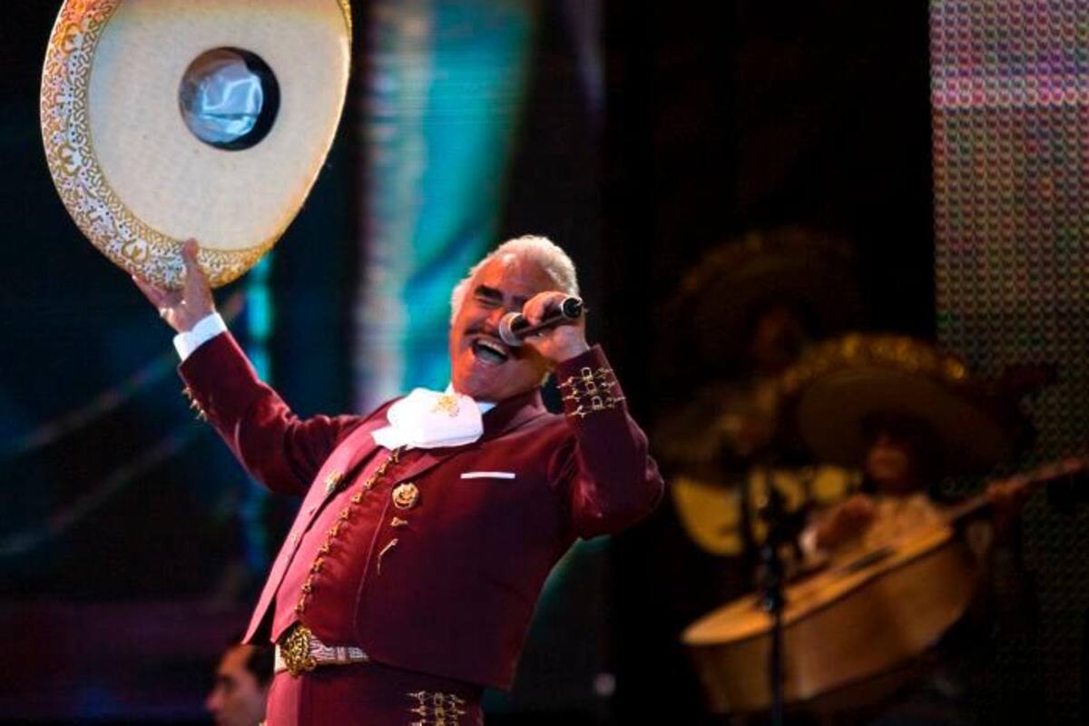 Vicente Fernández está consciente, pero aún no tiene movilidad