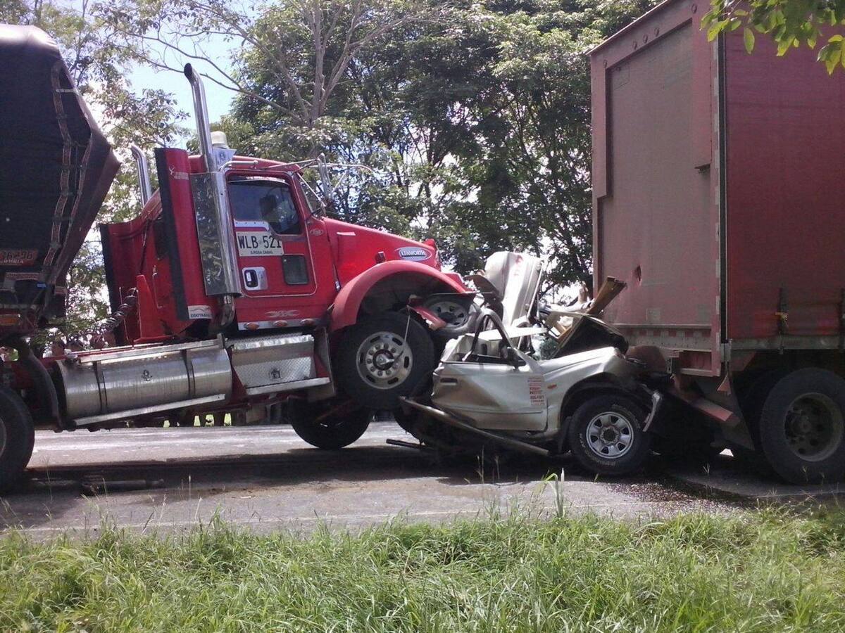La camioneta quedó completamente aplastada por las tractomulas. CORTESÍA Eliecer Álvarez