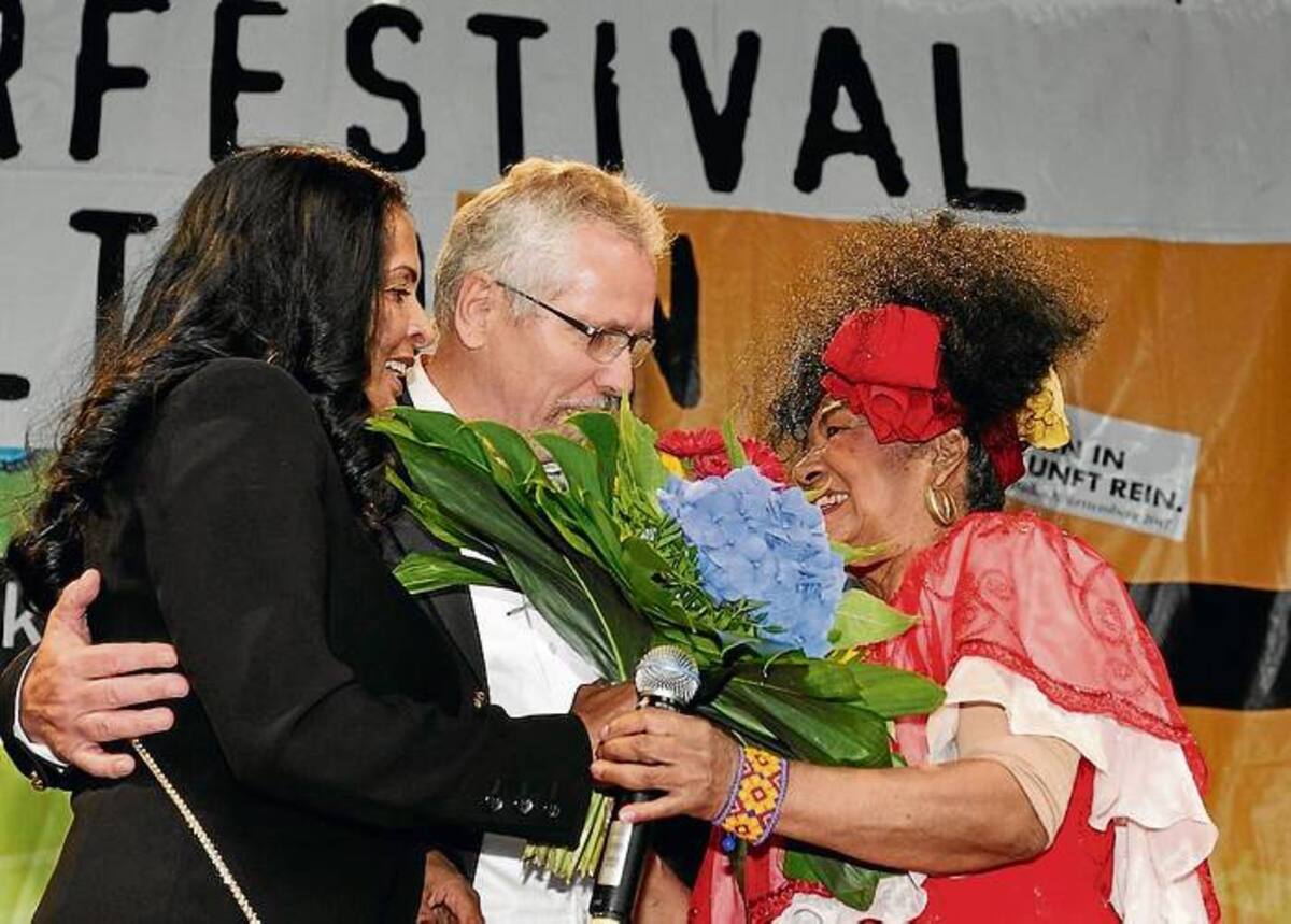 Gerald y Carmen Gassmann abrazan a Totó la Momposina.