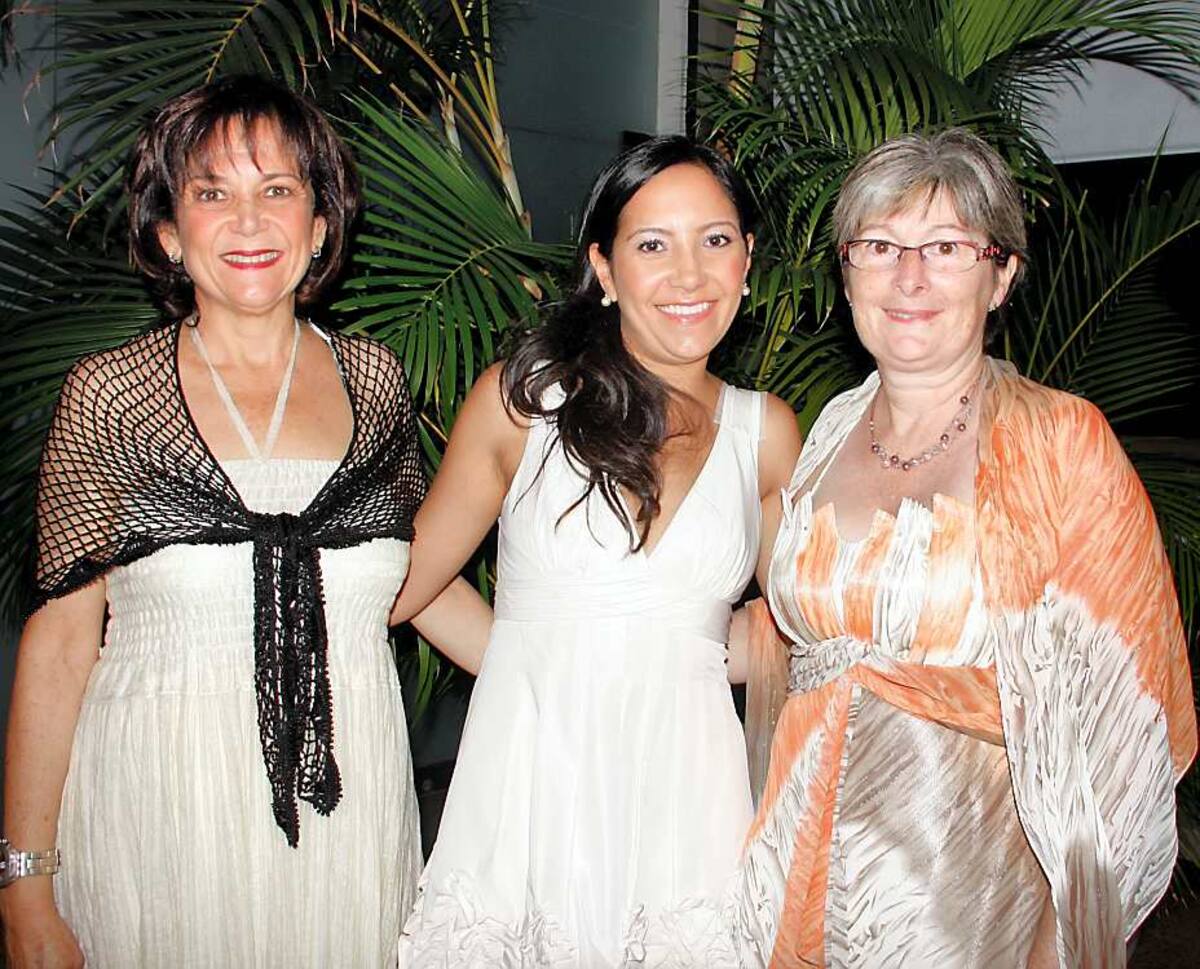 Ana María Paz de Castro; la novia Ana Margarita Castro Paz y Nelly Bouchet. zenia valdelamar/el universal/