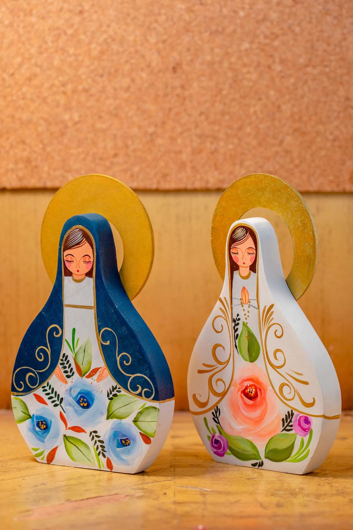 Variedad de vírgenes en madera y pintadas a mano.