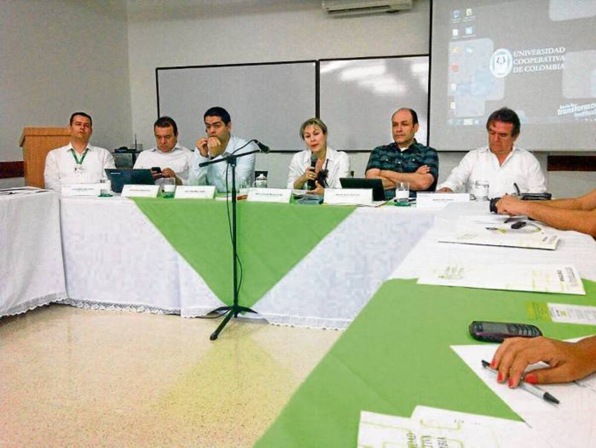 Jorge Vélez, Luis Jiménez, Juan Carlos Mejía, María Consuelo Moreno, Hernán Pérez e Ignacio Soto, directivos de la Universidad Cooperativa.