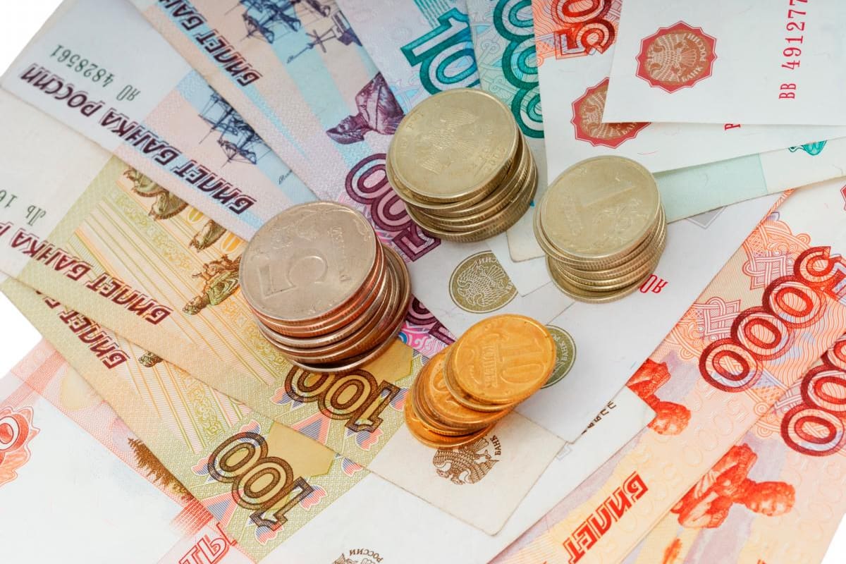 Divisas internacionales: el rublo ruso y el euro caen con respecto al dólar