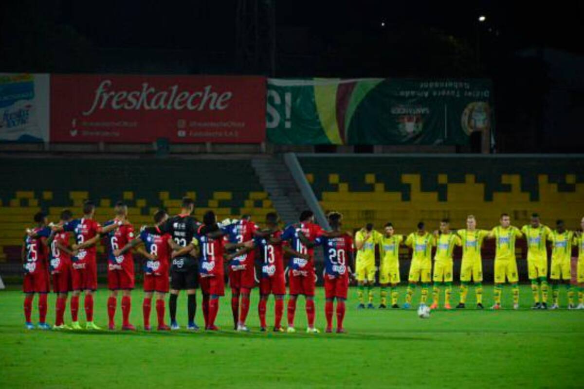Futbolistas levantan temporalmente cese de actividades