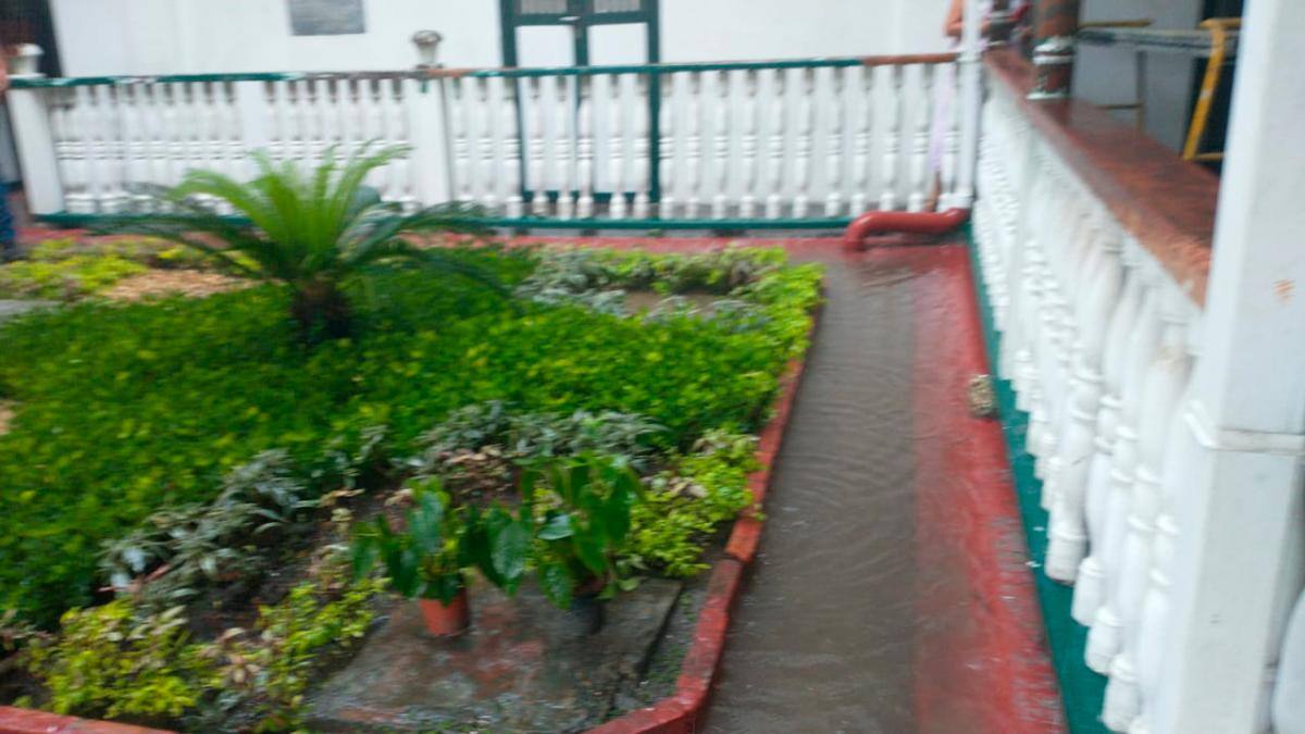 Las lluvias dejaron afectaciones en diferentes vías de la ciudad. El museo Rafael Núñez es uno de los afectados.
