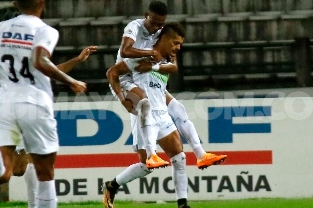 Ayron Del Valle regresó a Colombia a hacer goles