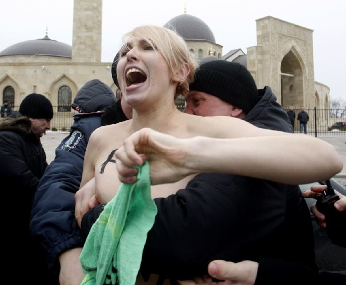 Las mujeres fueron contenidas por la policia. AFP