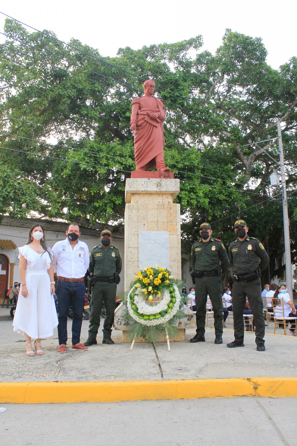 Ofrenda floral al libertador, Simón Bolívar. // Foto: Julio Castaño.