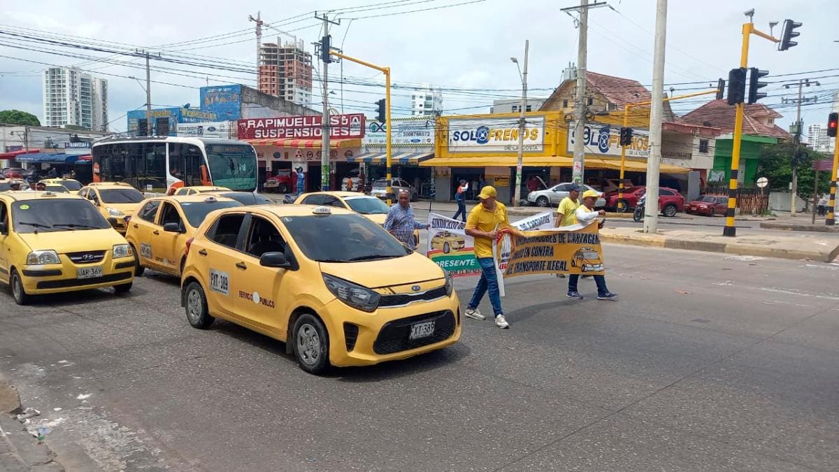 Una de las marchas de los taxistas ya se encuentra en el Pie de la Popa. // Julio Castaño