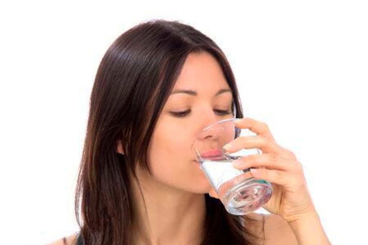 ¿Necesitas tomar 8 vasos de agua al día?, expertos lo explican