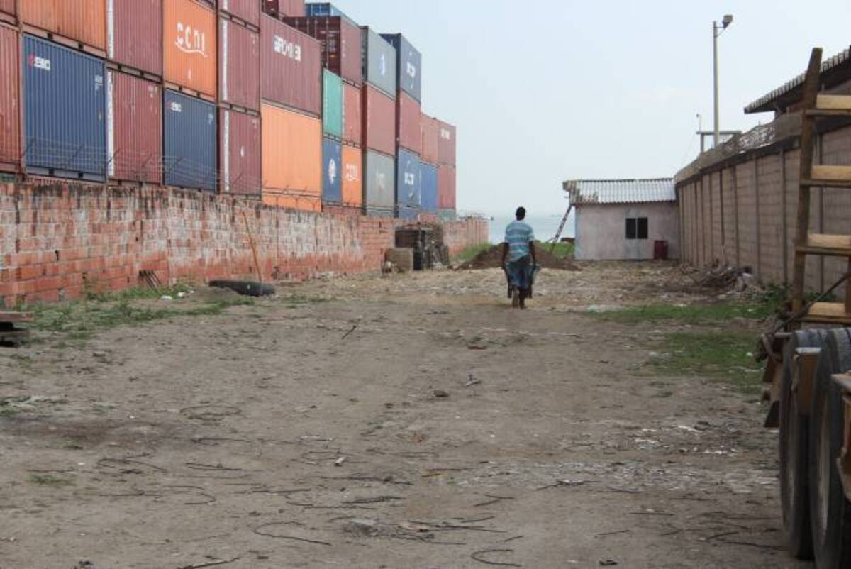 Al final de la calle junto a la bahía, la construcción en invasión eluniversal.com.co