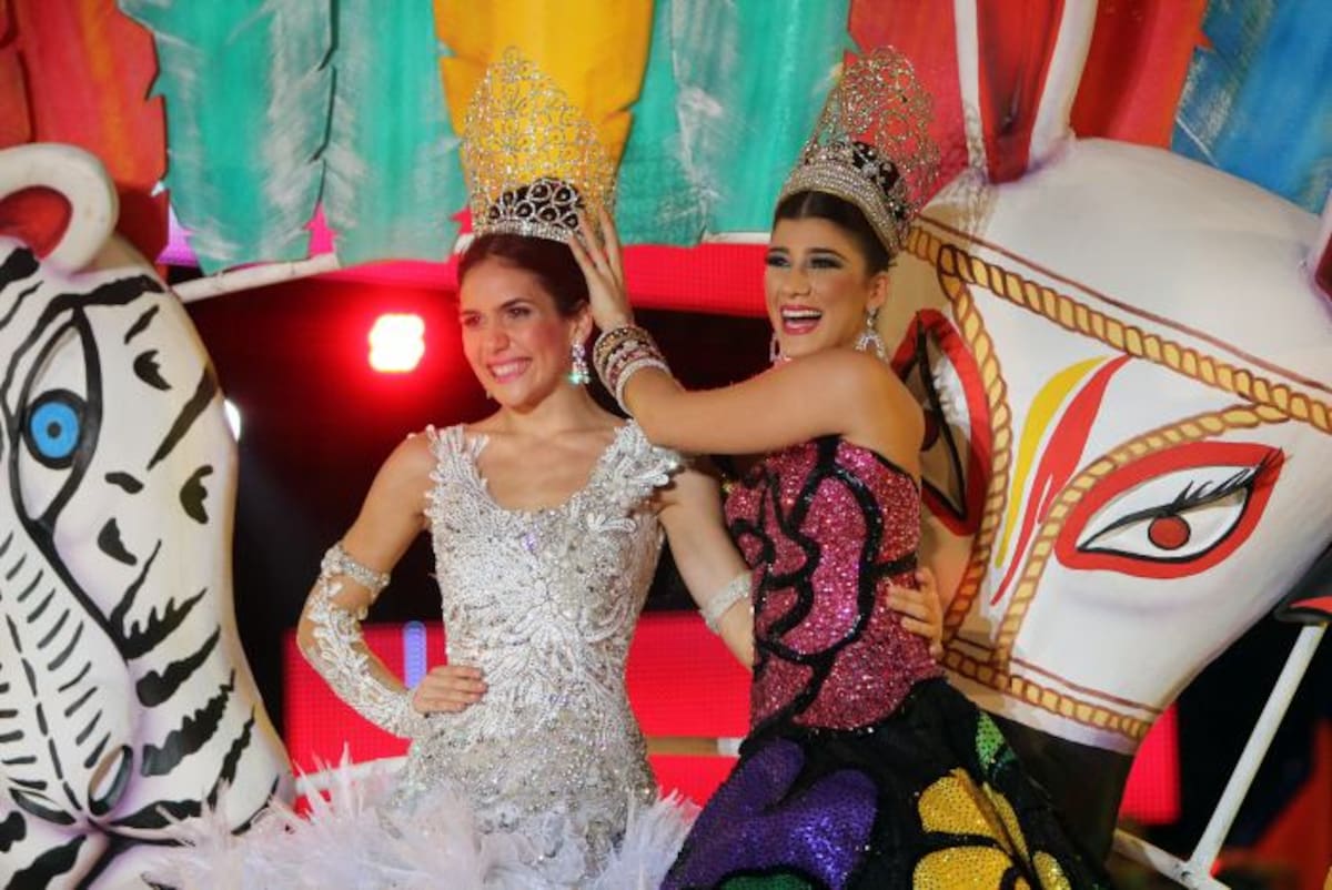 Daniela Cepeda Tarud recibió el cetro y la corona de Andrea Jaramillo Char, reina del Carnaval de Barranquilla 2012. Rafael Polo
