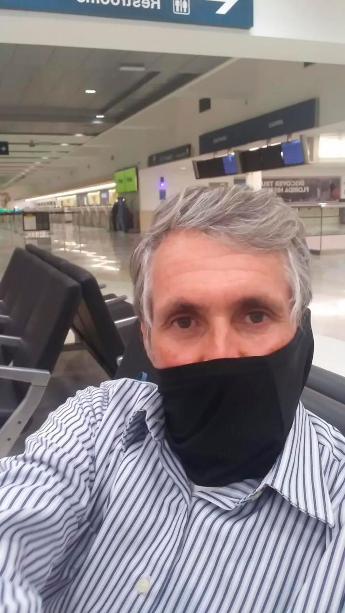 Gustavo Hernández Reyes duerme ahora mismo en las bancas del aeropuerto de Fort Lauderdal, se ducha en las regaderas públicas de la playa y recibe la comida de una iglesia cristiana de la zona. //