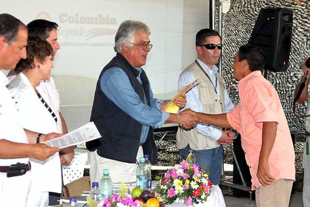 El Director Nacional del Incoder, durante la entrega de títulos, Juan Manuel Ospina, durante la entrega de títulos a los campesinos de predios rurales en Ovejas.