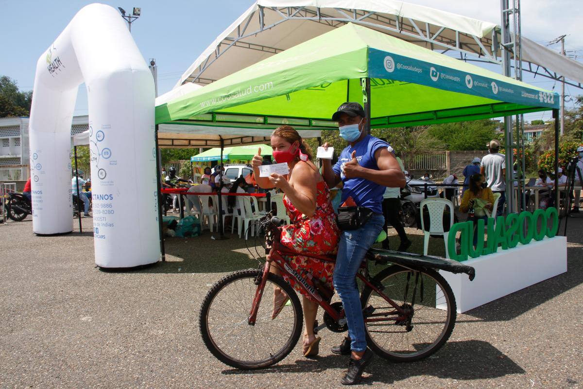 La pareja de enamorados que llegó en bici por su vacuna