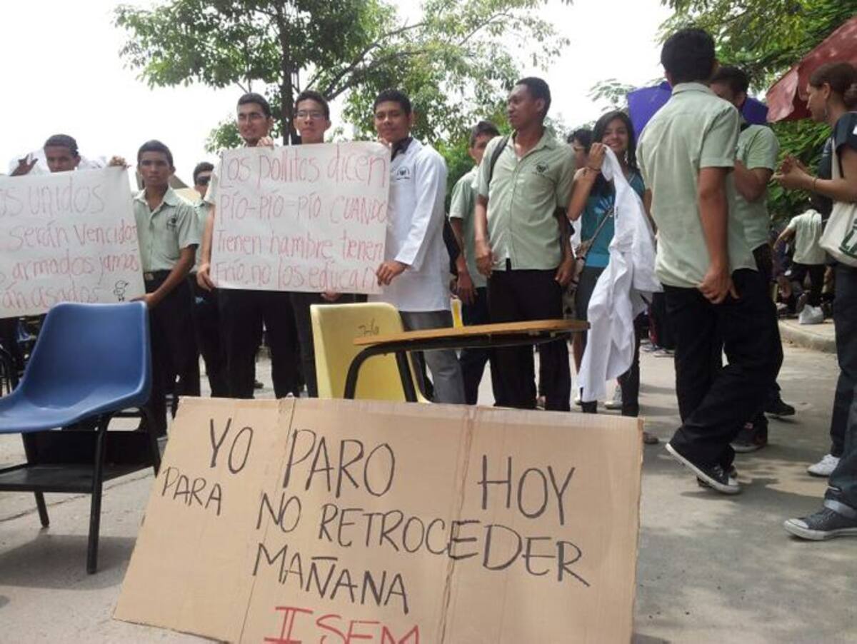 Los estudiantes protestan con un "pupitrazo" a la entrada de la Facultad de Medicina en la sede de Zaragocilla de la UdeC y bloquearon la vía.