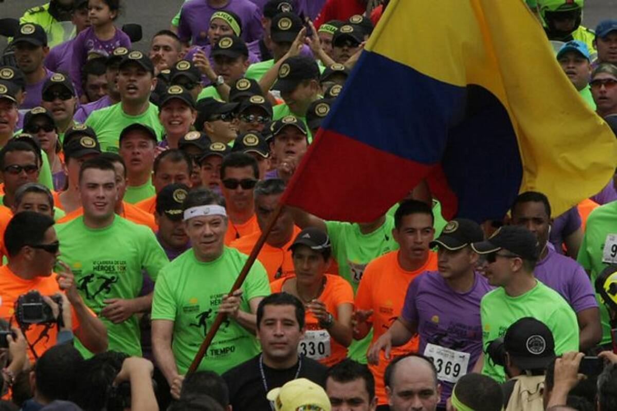 El presidente Santos, además de participar activamente en la carrera, fue el encargado de presidirla, así como de entregar los reconocimientos a los atletas. COLPRENSA
