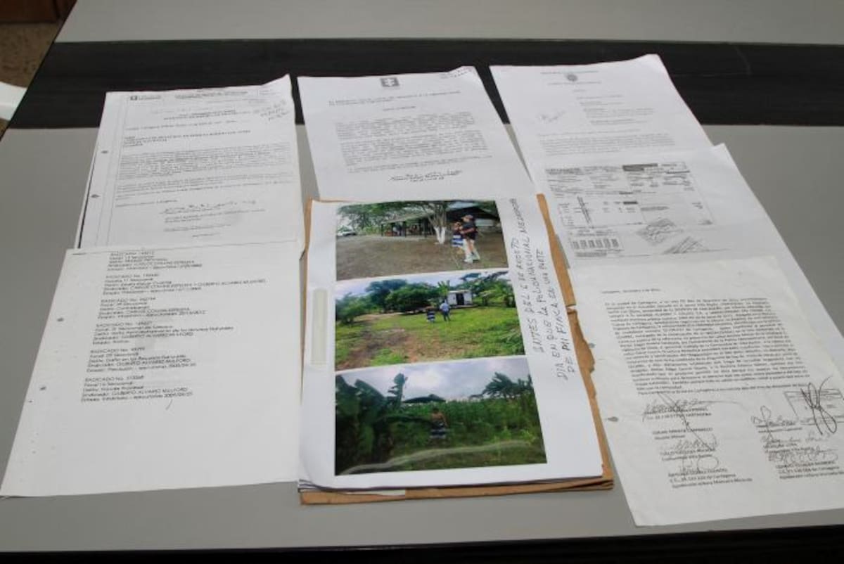 Manuela miranda y su hijo muestran los documentos del terreno que ocupan y las denuncias interpuestas ante las autoridades. Maruja Parra