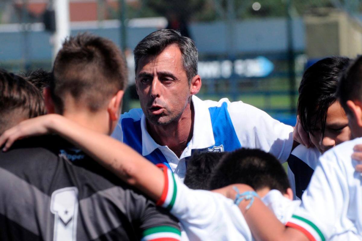 Entrenador murió mientras daba charla en la previa de un partido de fútbol